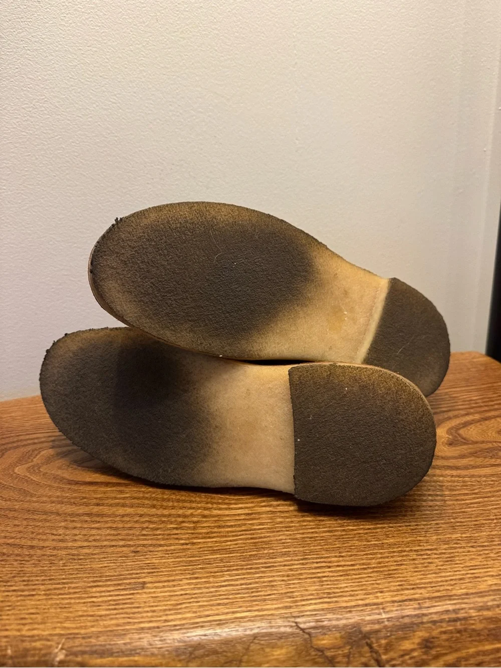 Clark’s classic crepe sole desert boot in brown beeswax size 9.5